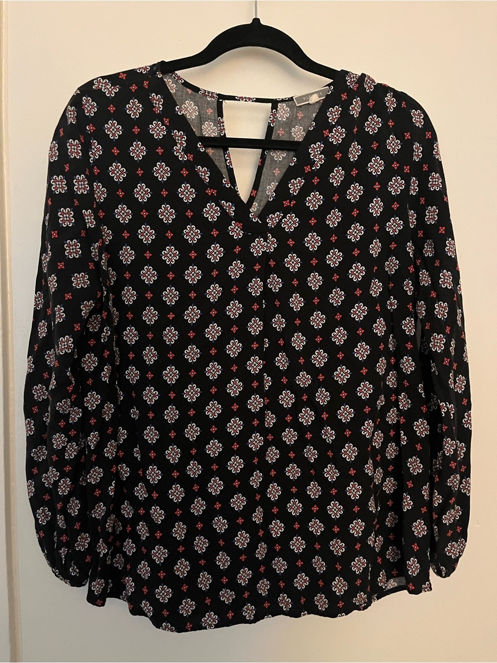 Pleione Black Geometric V-Neck Long Sleeve Blouse